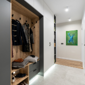 Oświetlenie korytarza – jak dodać nieco stylu temu praktycznemu pomieszczeniu?